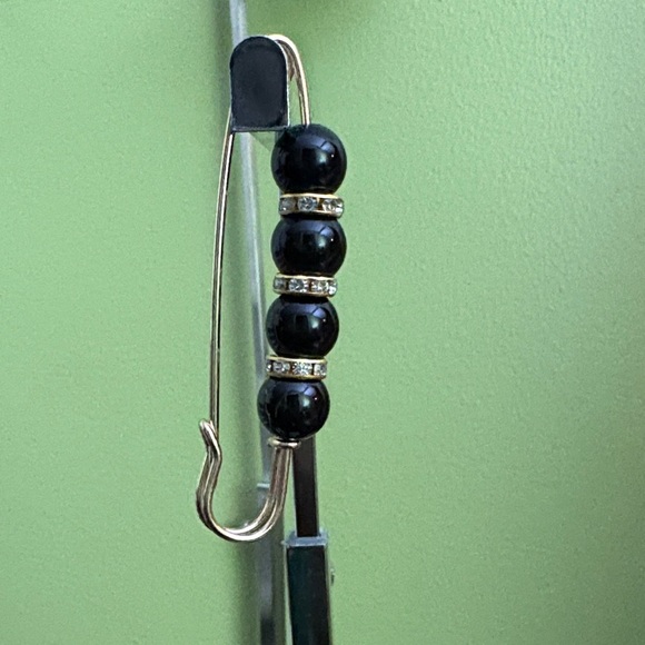 Elegant Gold and Black Beaded Brooch Set - Picture 4 of 11